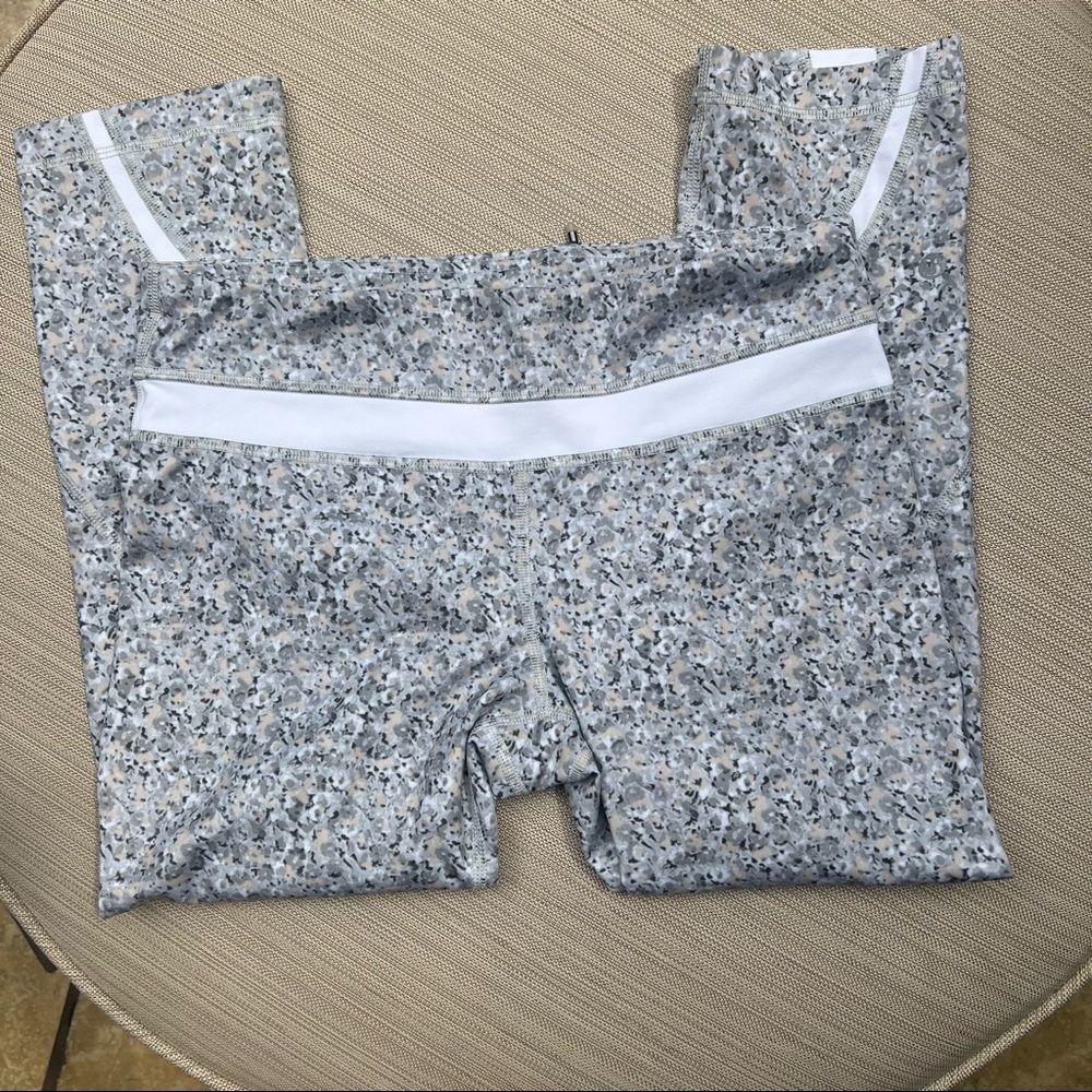 Lululemon Crop Pants Preowned Size 6 21”inseam black and white beige fleck